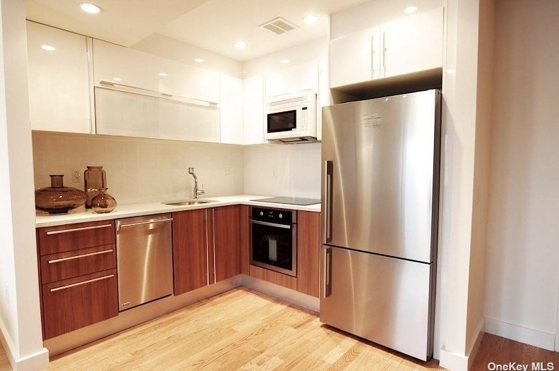 31-35 31st St #408, Long Island City, NY 11106