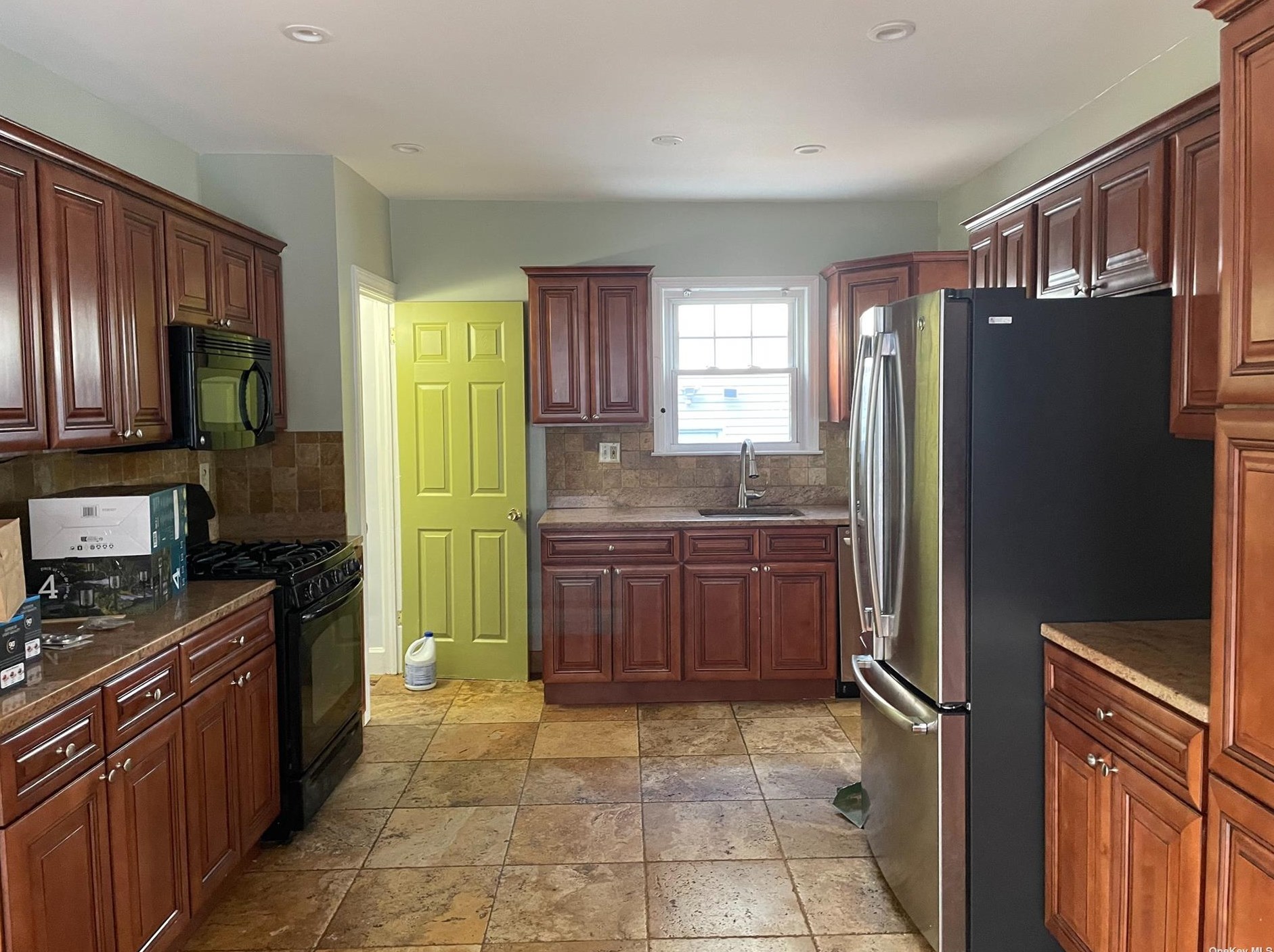 18 Charles St, Floral Park, NY 11001