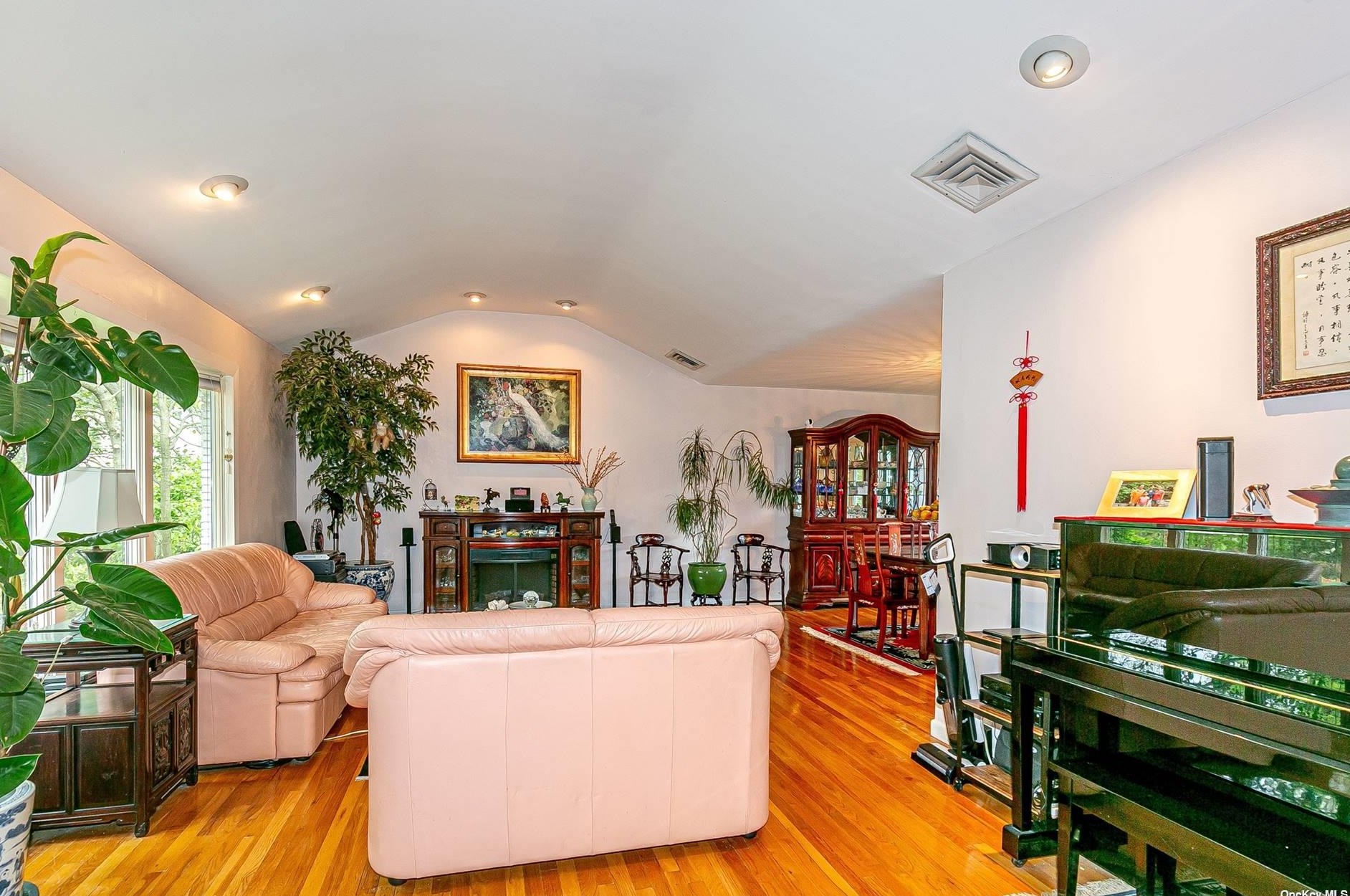 26 Farm Ln, Great Neck, NY 11020