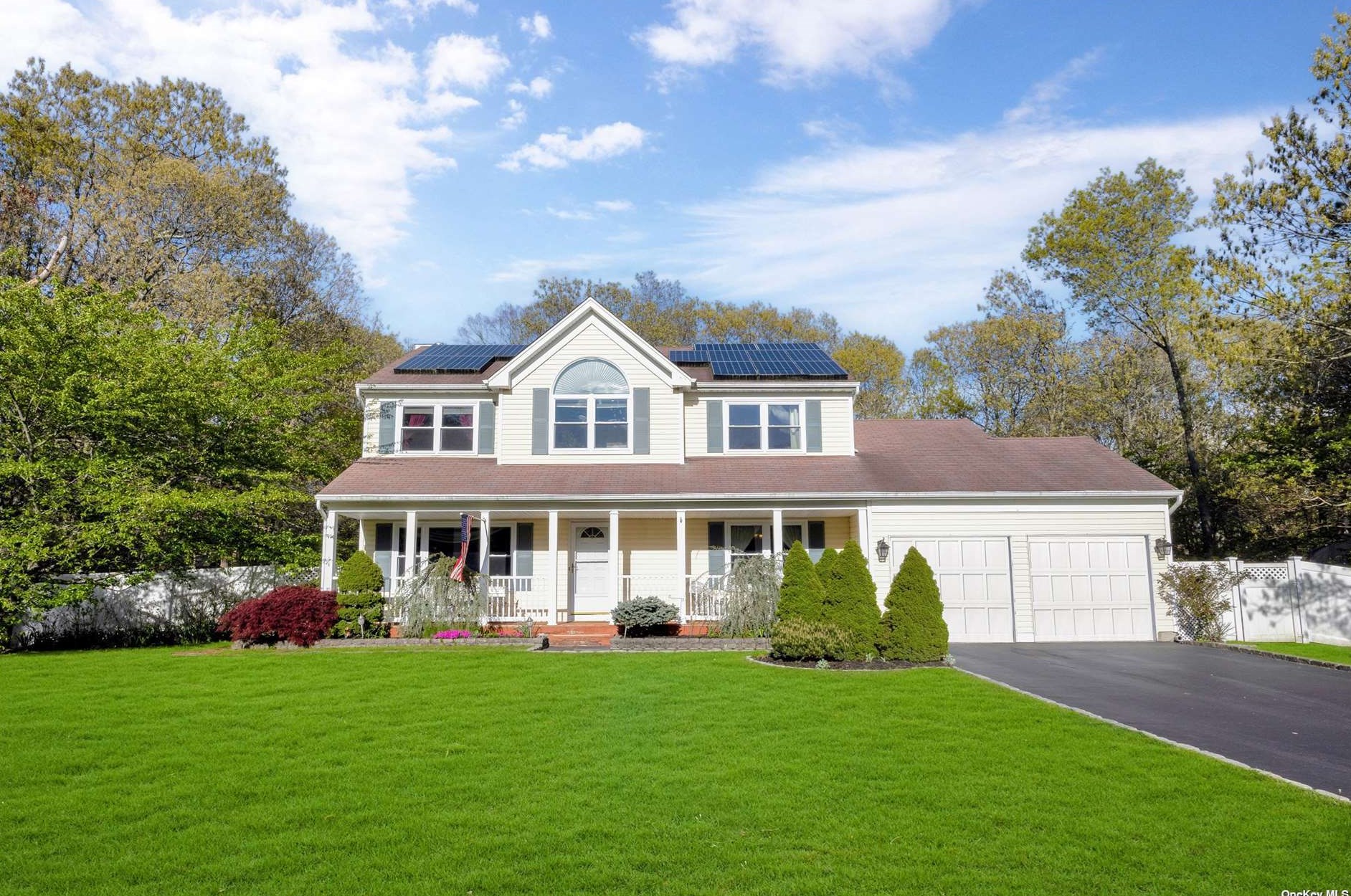 3 Richard Dr, Gordon Heights, NY 11763-1696