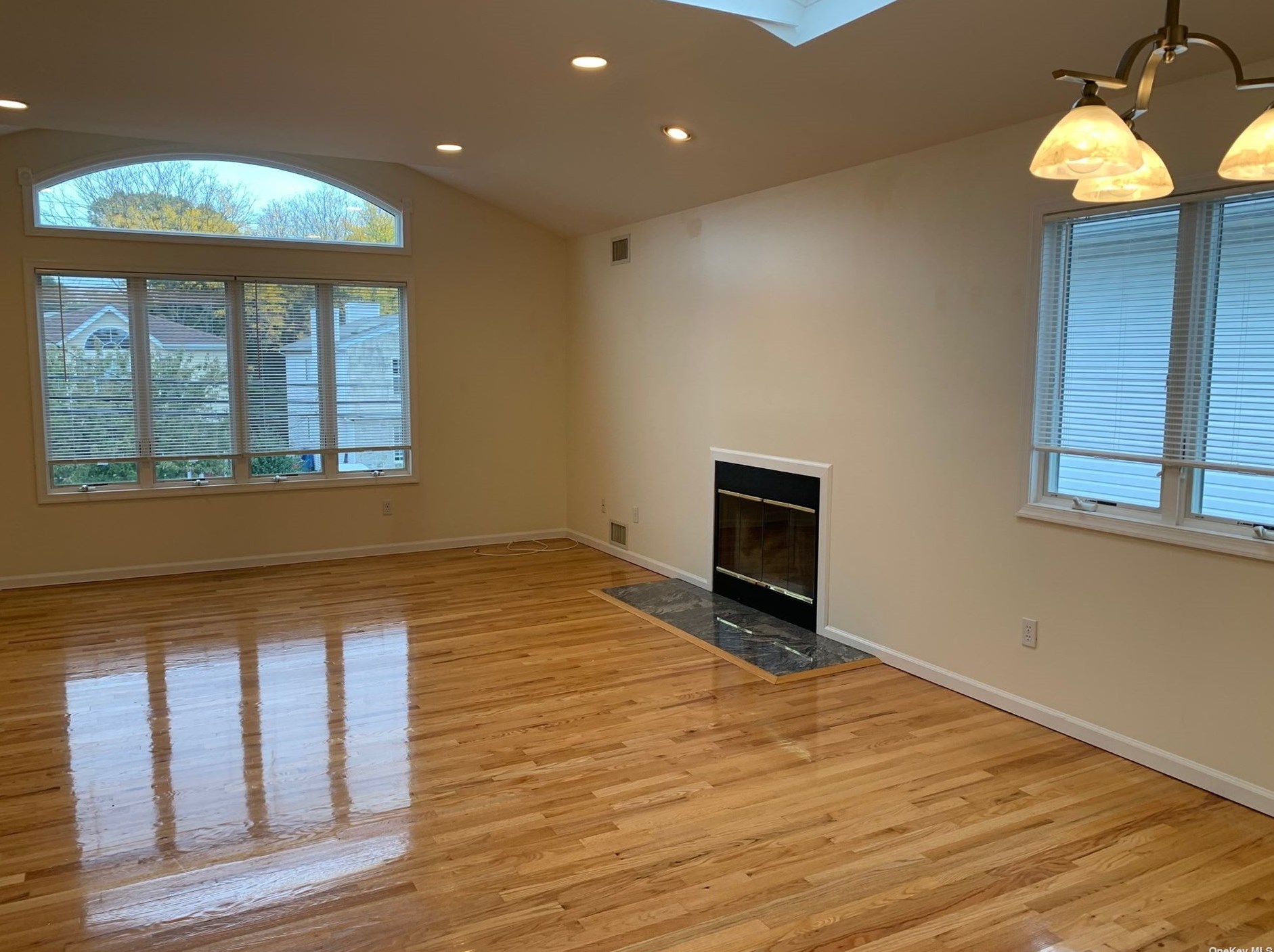 10 Hickory Rd, Port Washington NY  11050-1504 exterior