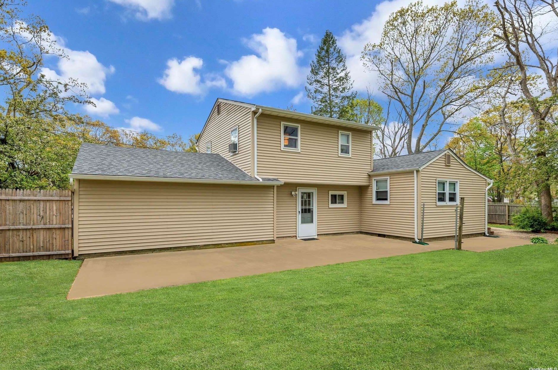 39 Plum St, Central Islip, NY 11722