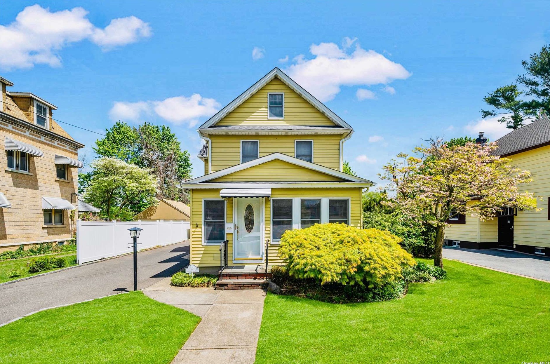 35 Mckinley Ave, Hicksville, NY 11801