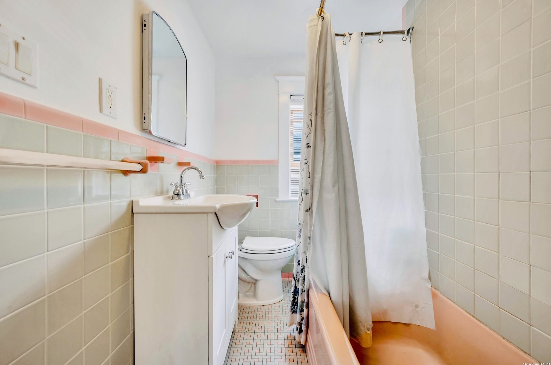 35 Mckinley Ave, Hicksville NY  11801-3123 exterior