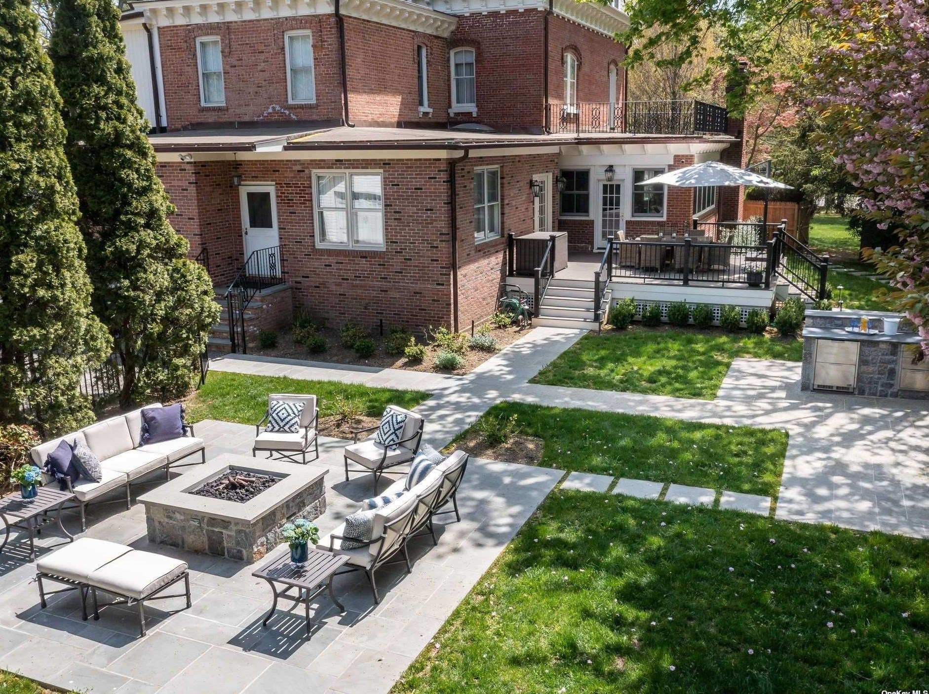 95 9th St, Garden City NY  11530-2815 exterior