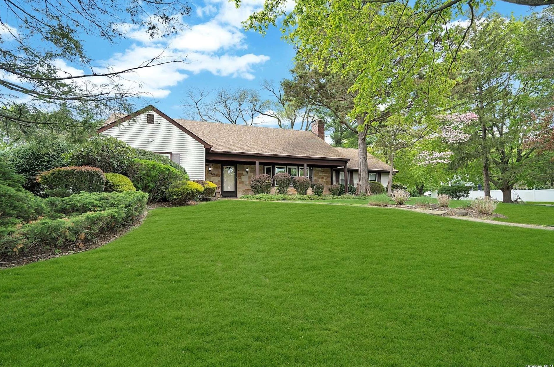 47 Hopewell Dr, Stonybrook, NY 11790-2340