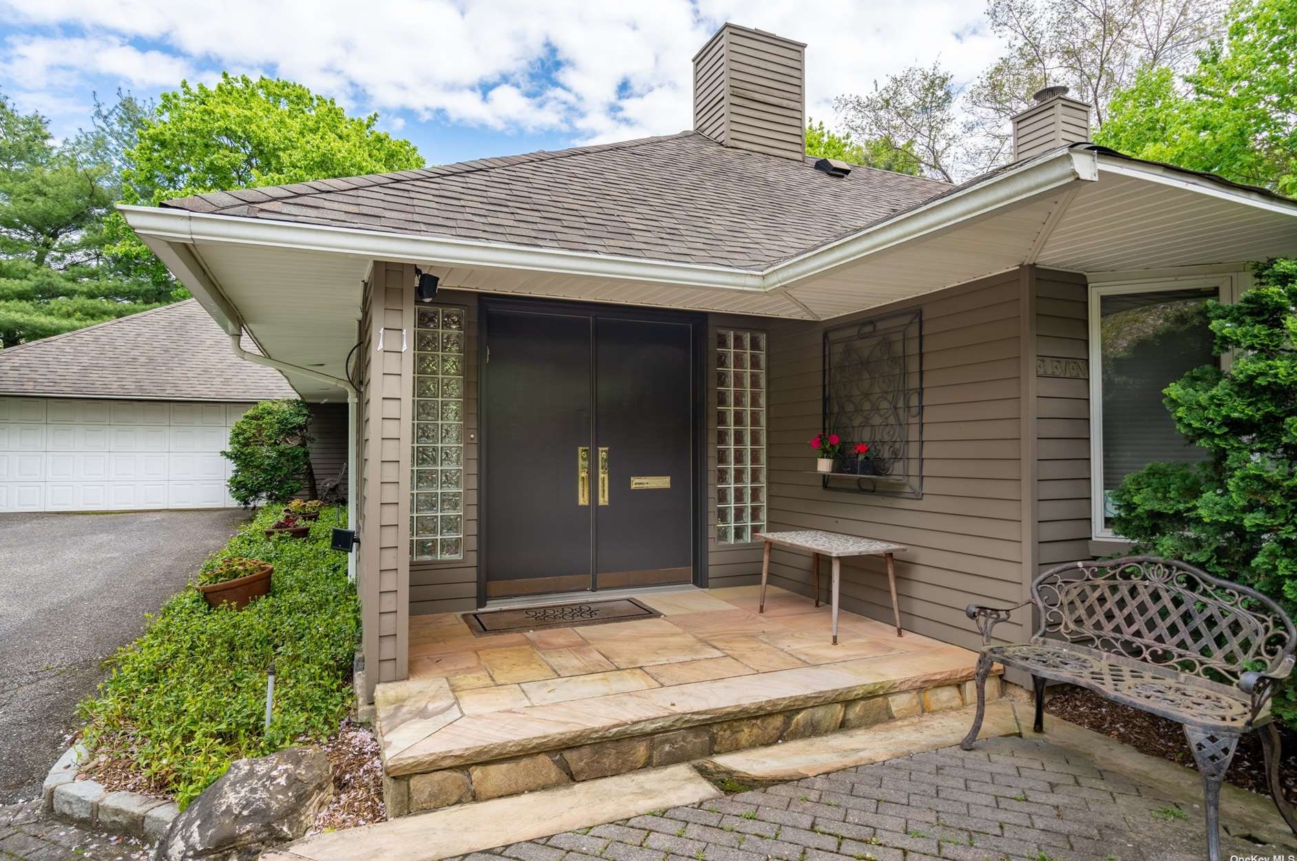 11 Field Ln, East Hills, NY 11577