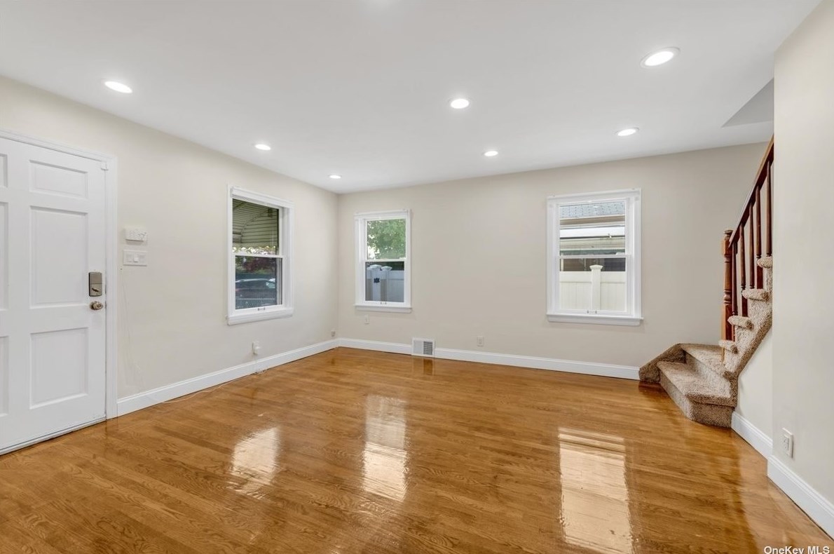 132 Carle Rd, Westbury, NY 11590