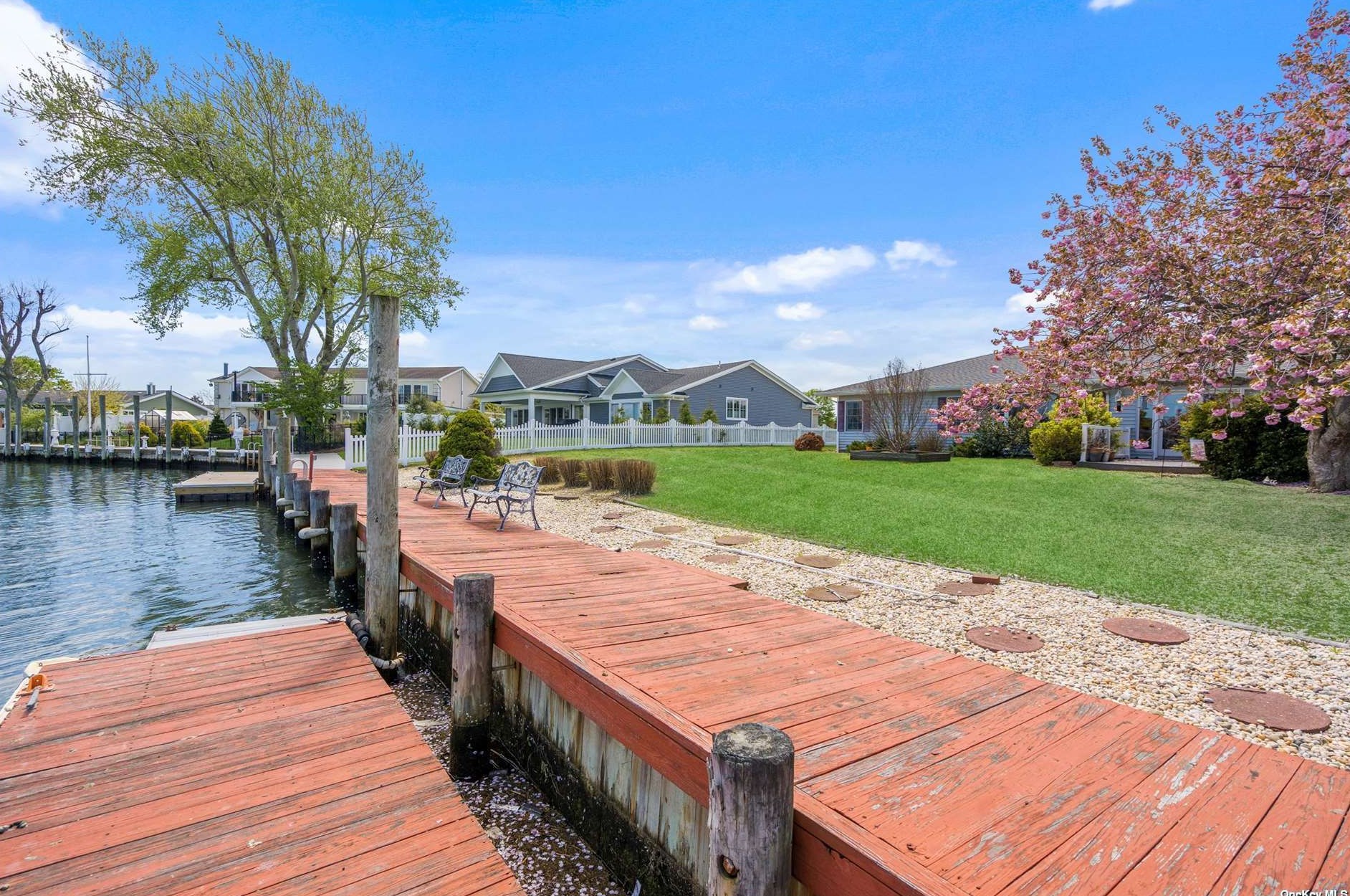 33 Dolphin Ln, Copiague, NY 11726