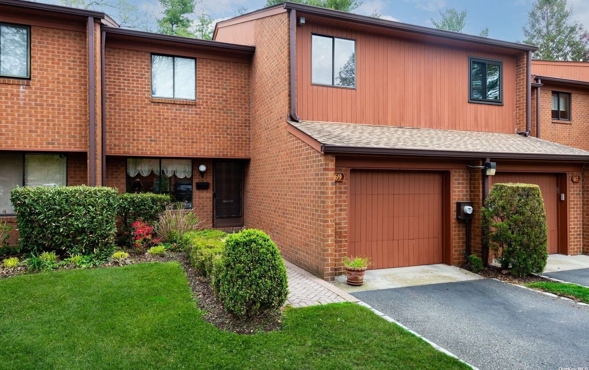 69 Cricket Club Dr, East Hills, NY 11576-2907