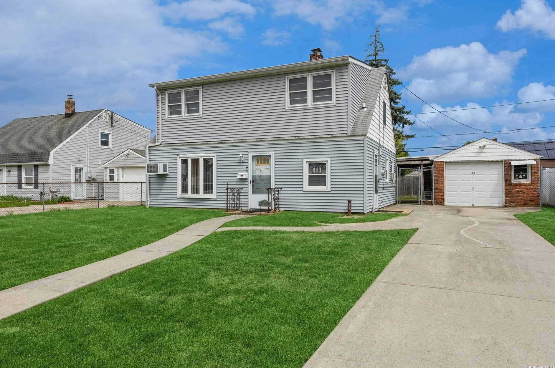 25 Silver Ln, Plainedge, NY 11756-4818