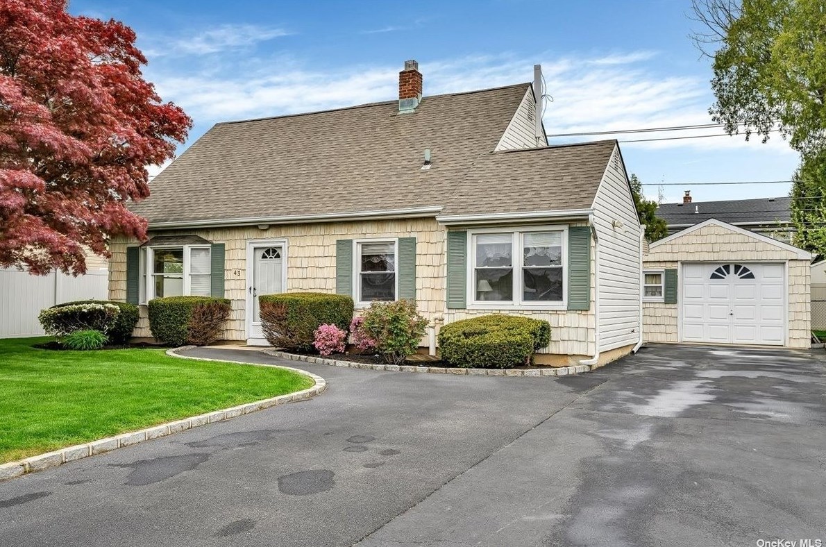 43 Blue Spruce Rd, Plainedge, NY 11756