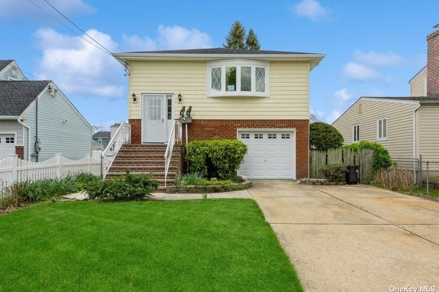 574 Hull St, Hempstead, NY 11554