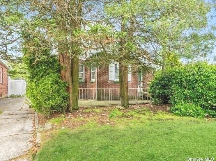 80-02 Little Neck Pkwy, Floral Park, NY 11004