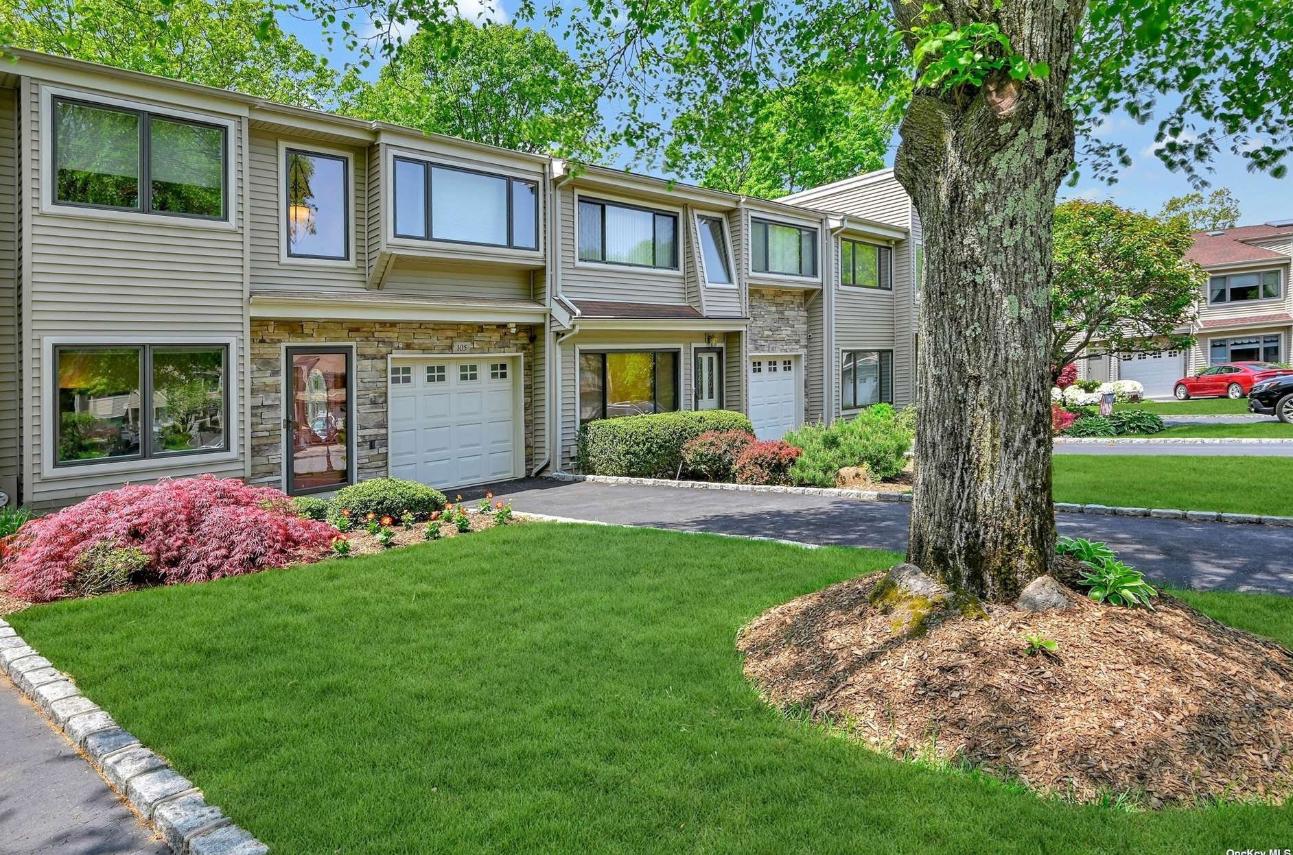 105 Lisa Dr #105, Northport, NY 11768