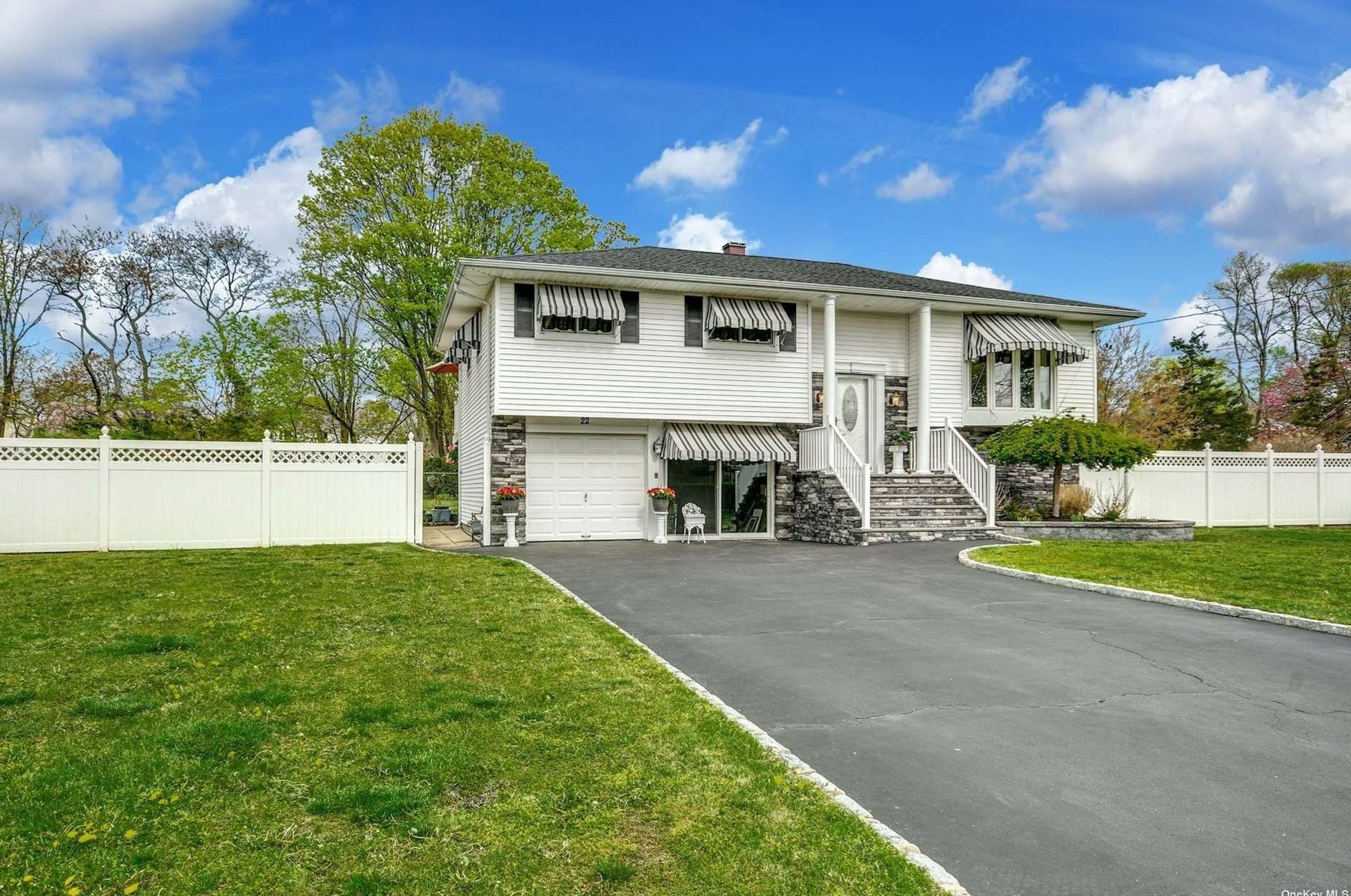 22 President St, Oakdale, NY 11769