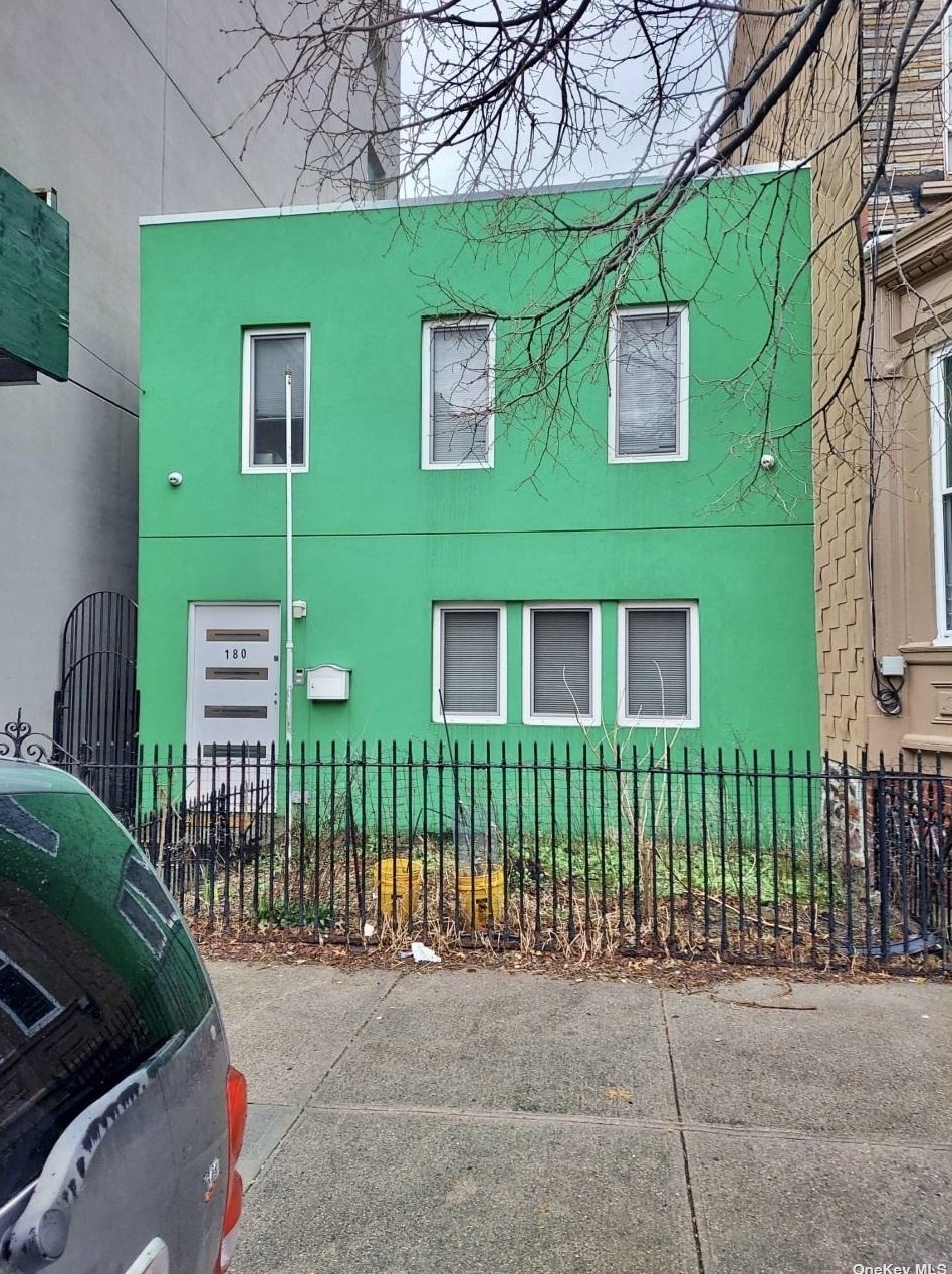 180 Eagle St, Brooklyn, NY 11222-1402