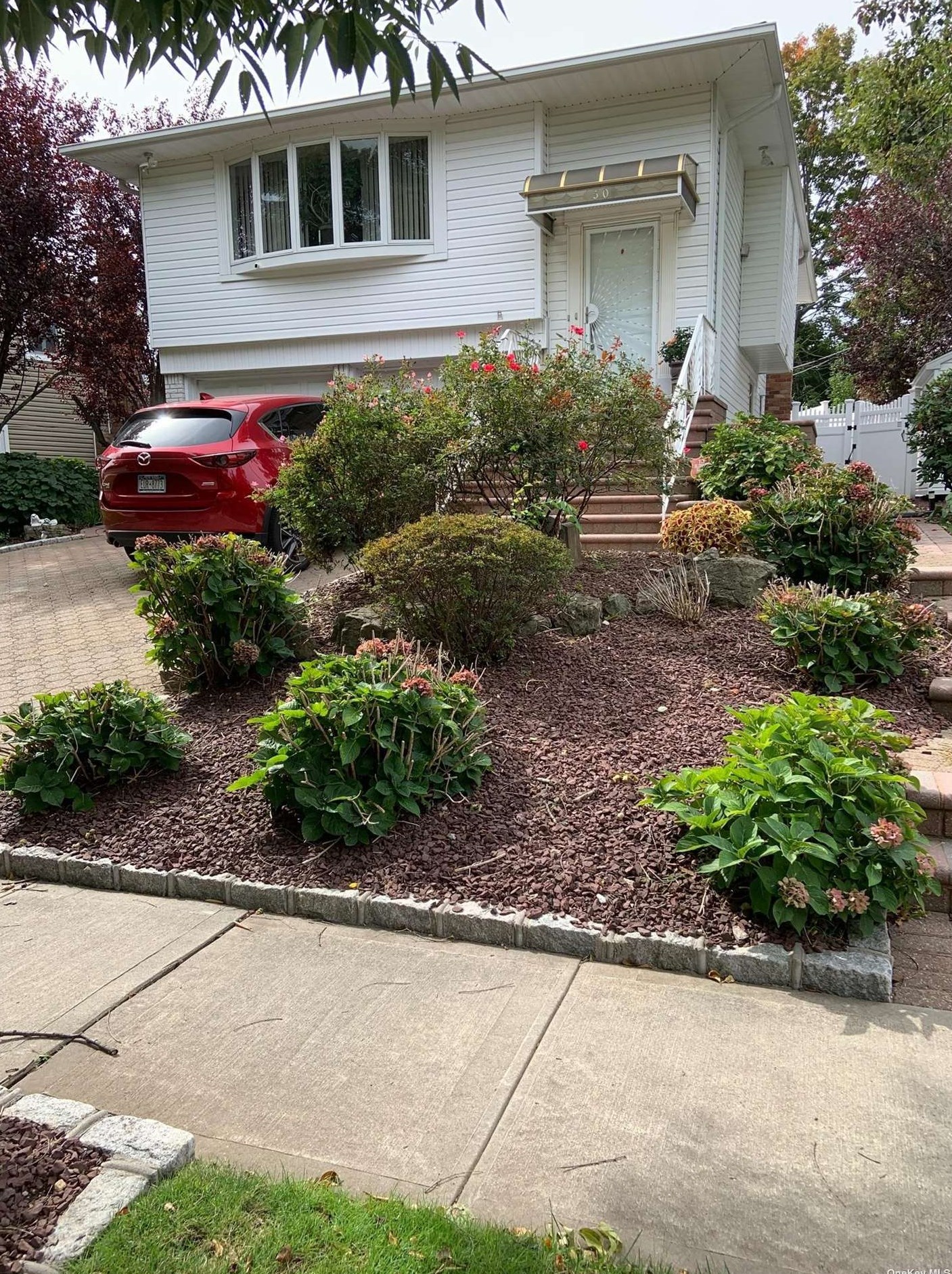 50 W Lane Dr, Hicksville, NY 11803