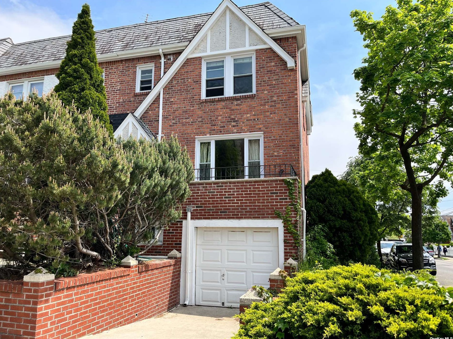 205-02 33rd Ave, Flushing, NY 11361-2741