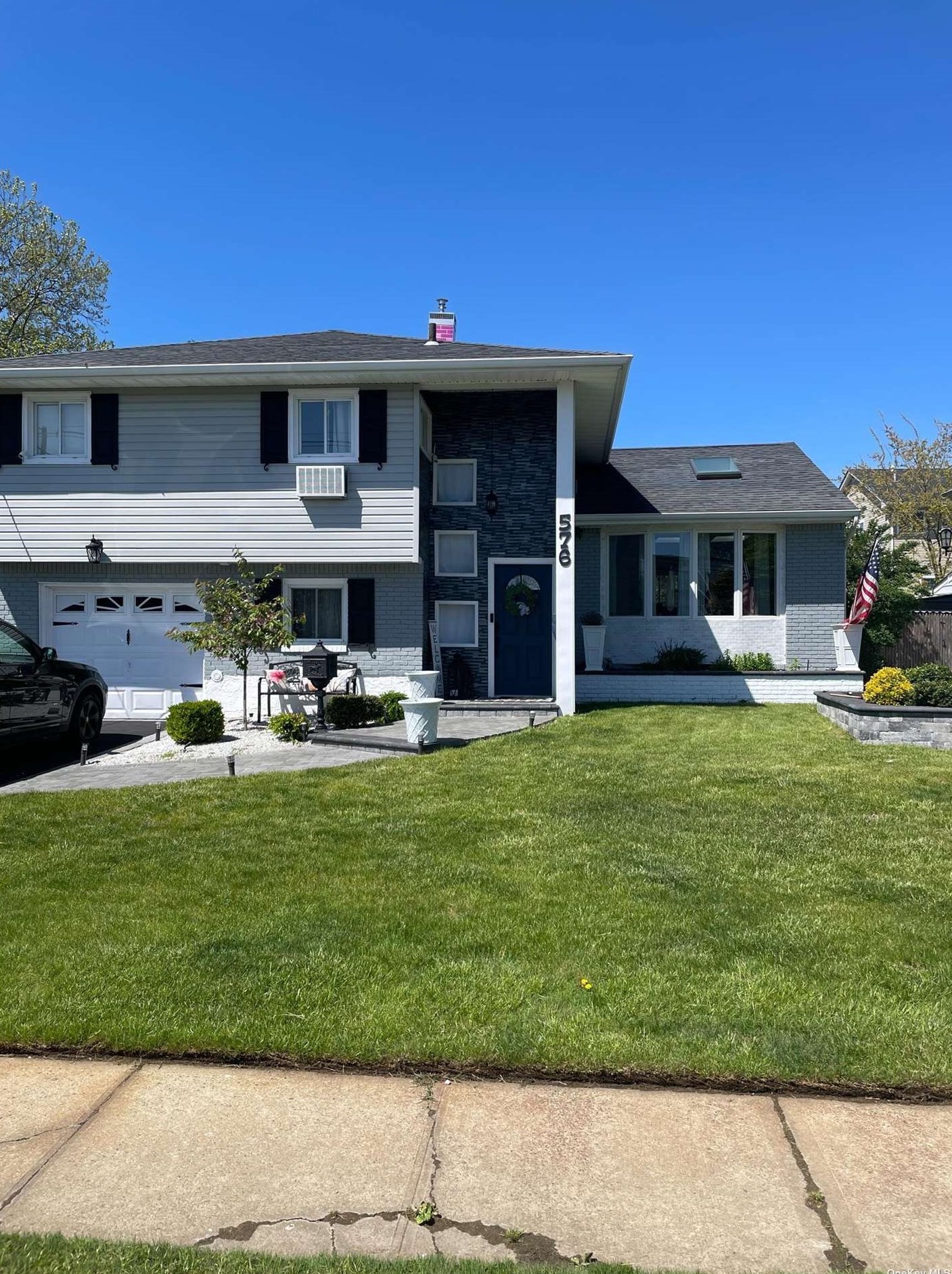 576 S Long Beach Ave, Freeport, NY 11520