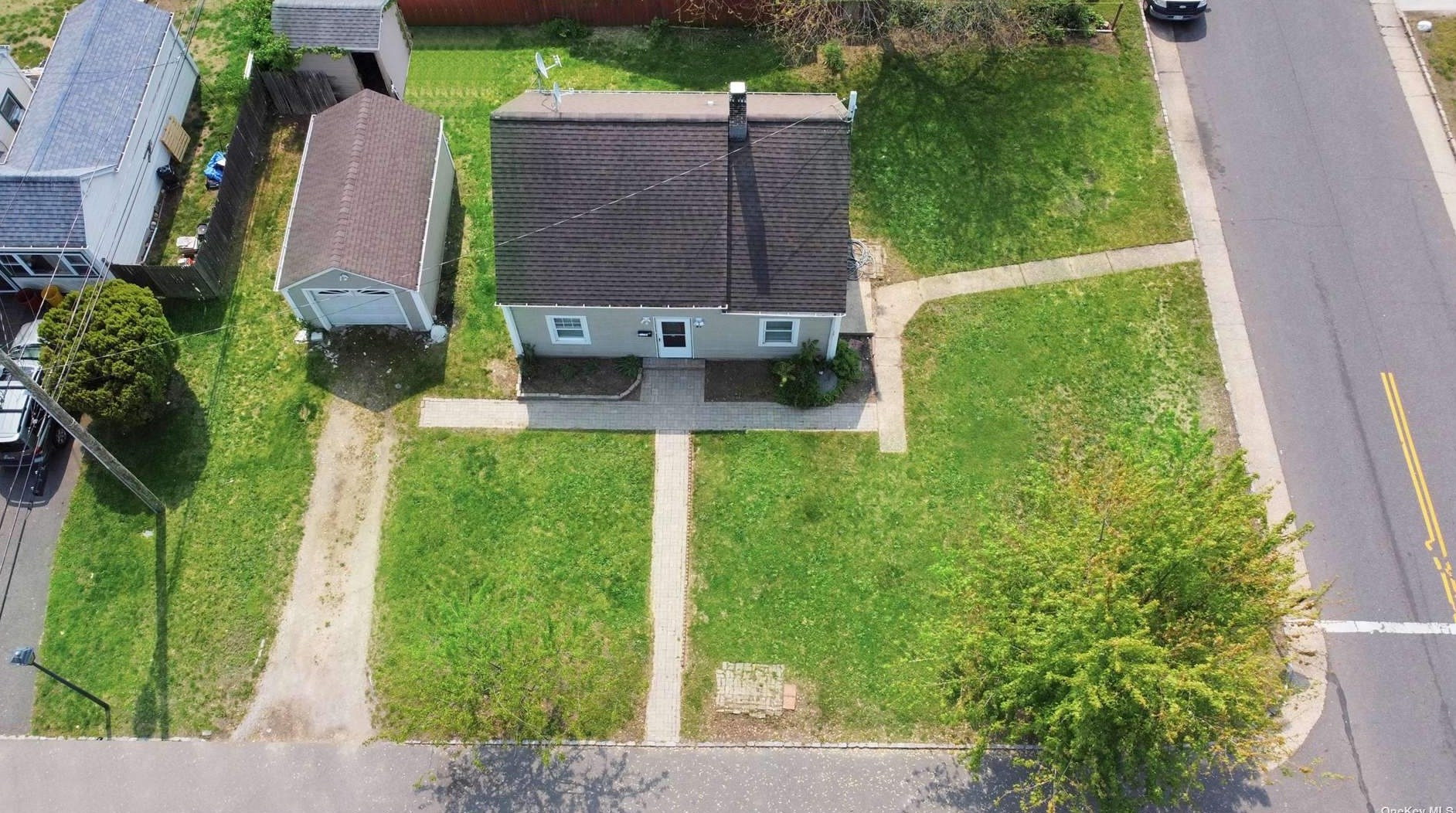 27 Clover Ln, Westbury, NY 11590