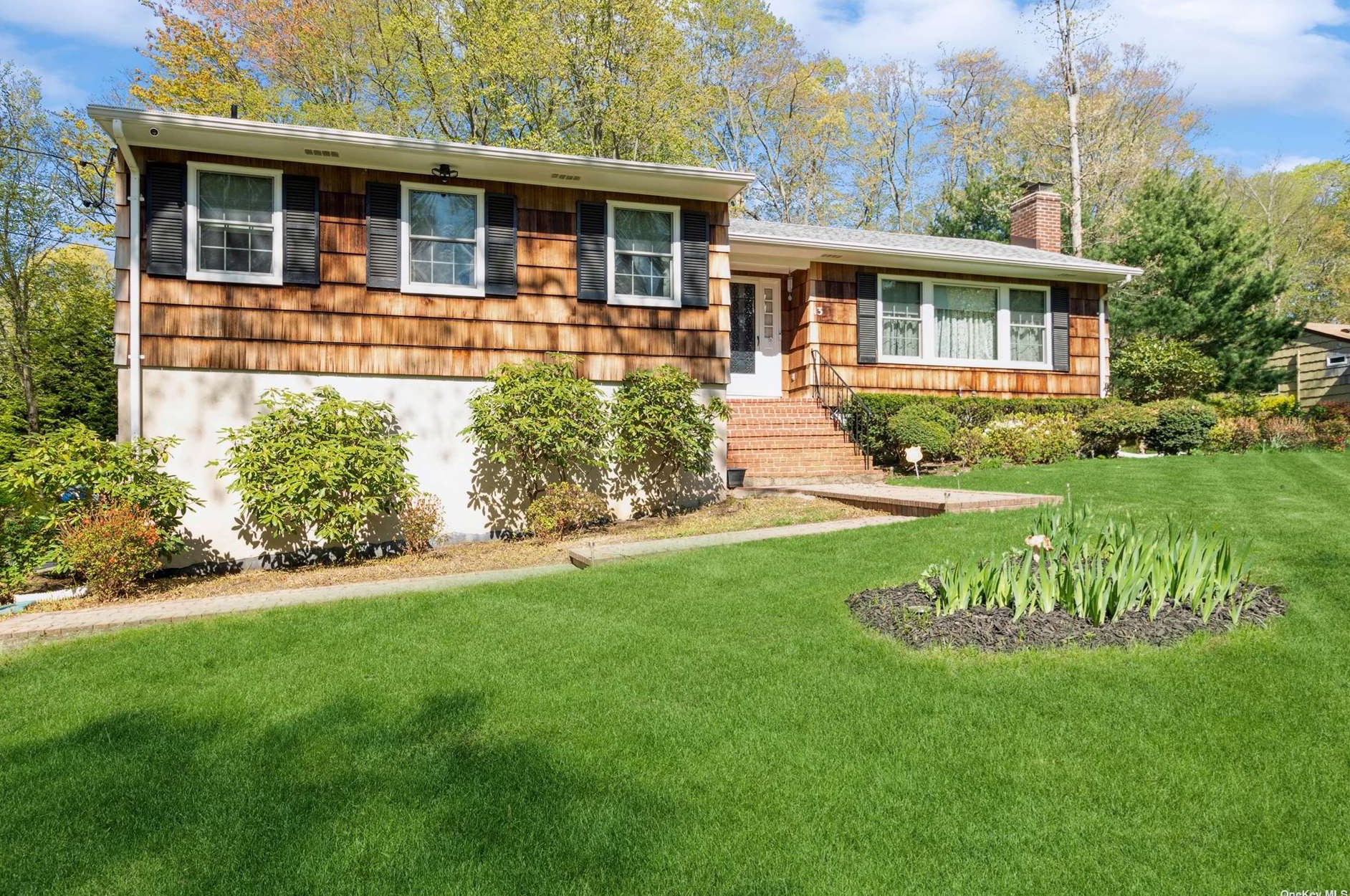 13 Linda Ln, Northampton, NY 11901