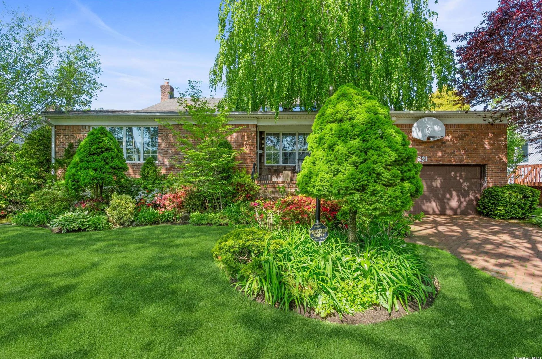 821 Longview Ave, Valley Stream, NY 11581-2822
