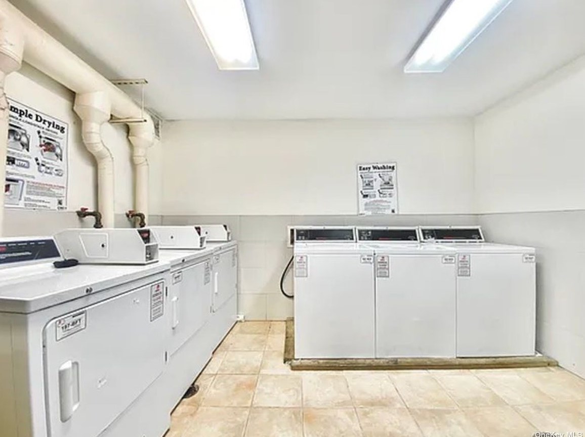 91-06 Whitney Ave, Flushing NY  11373-3657 exterior