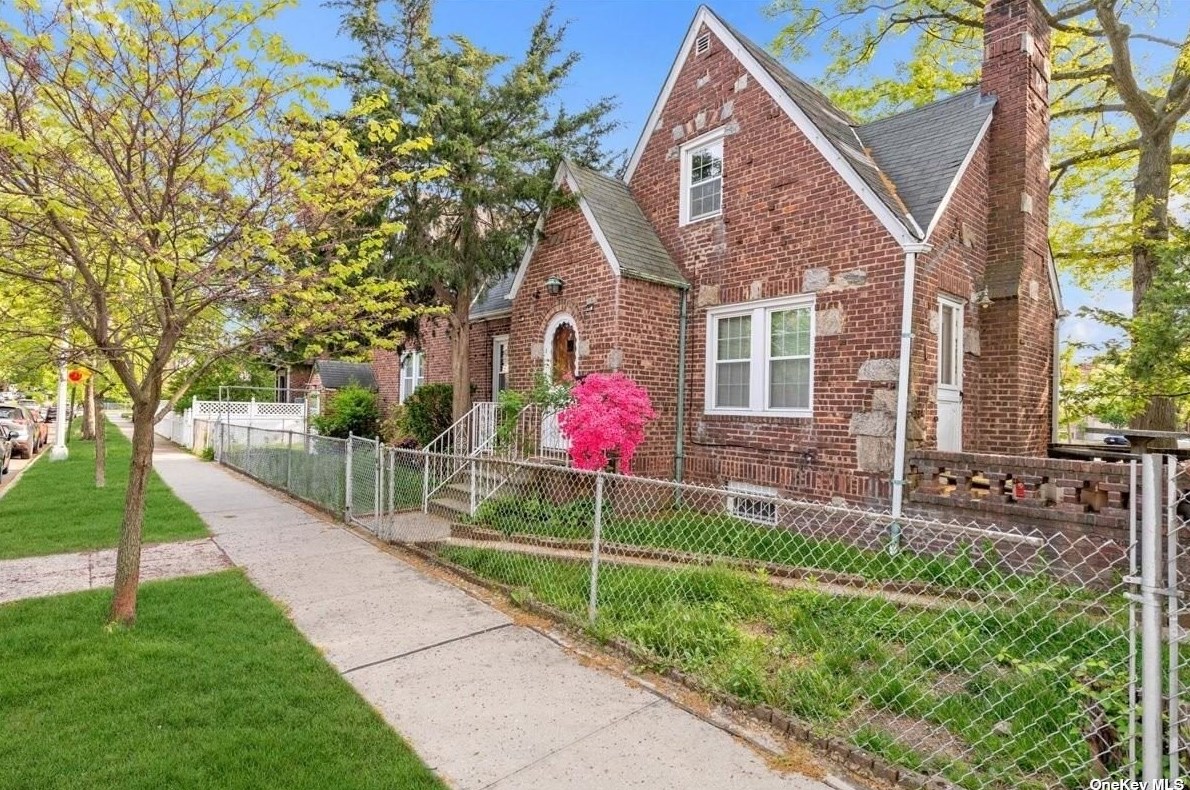 46-66 188th St, Flushing, NY 11358-3822