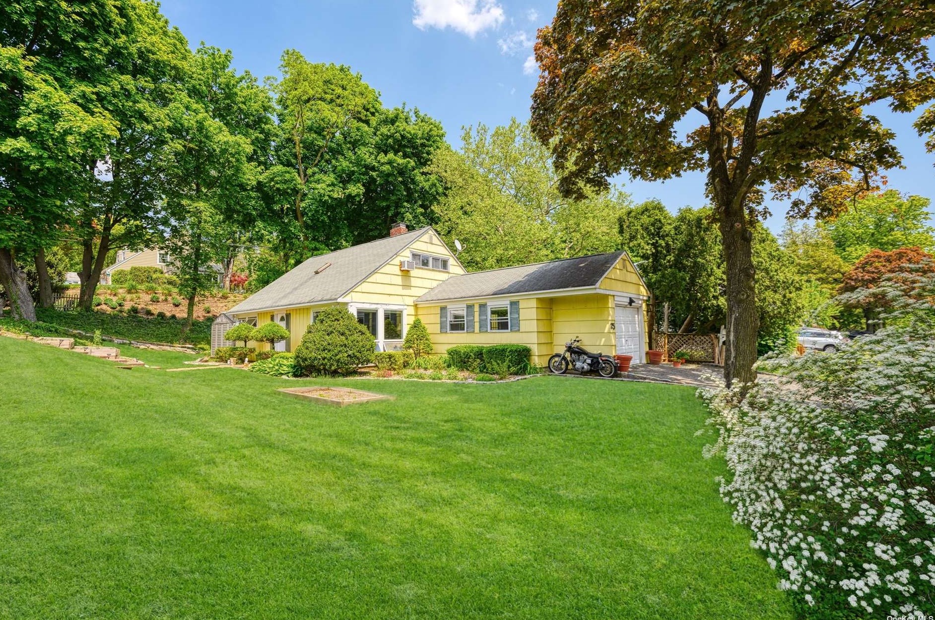 25 Lynn Rd, Port Washington, NY 11050