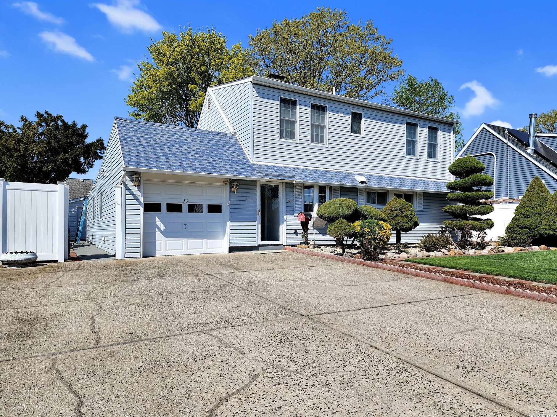 36 Bobolink Ln, Plainedge, NY 11756-2122