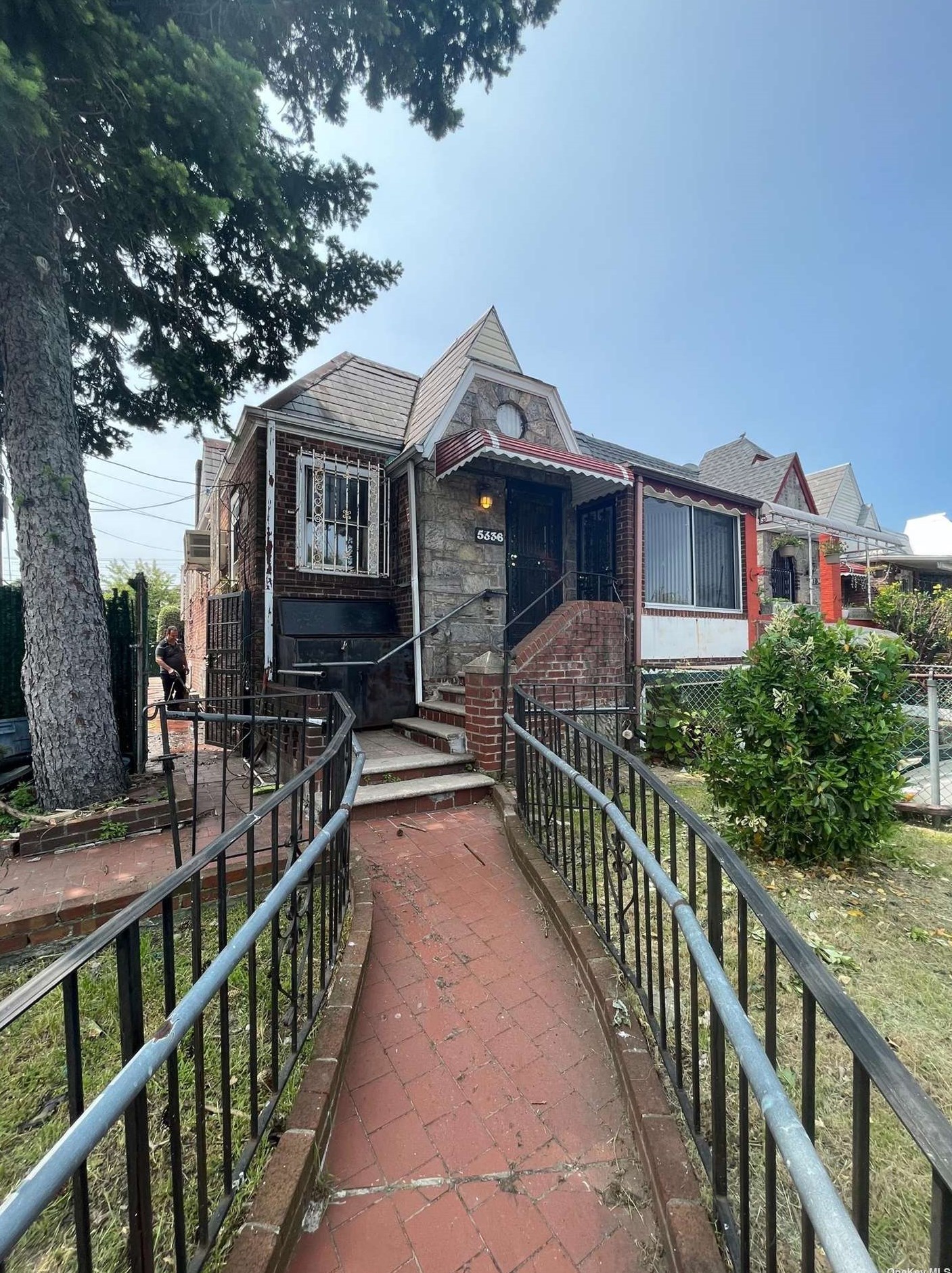 53-36 37th Rd, Flushing, NY 11377-2426