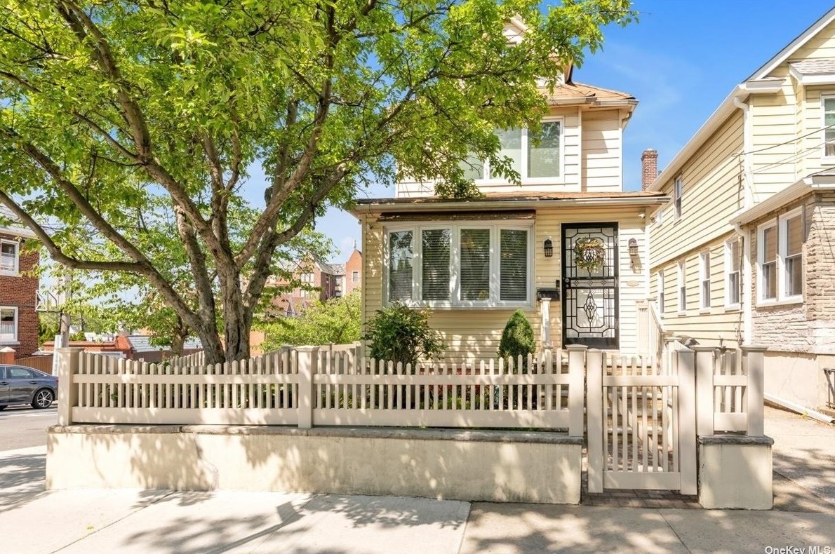 52-76 66th St, Flushing, NY 11378-3775