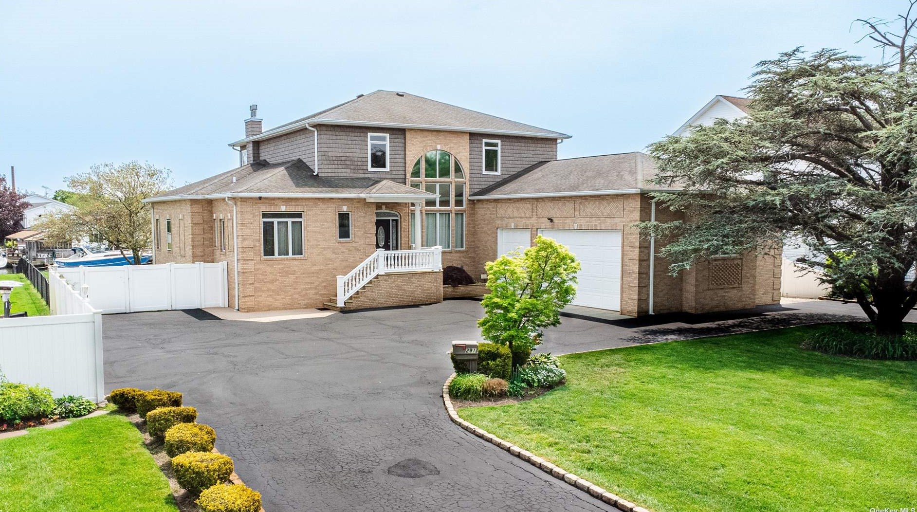 291 Willetts Ln, West Islip, NY 11795