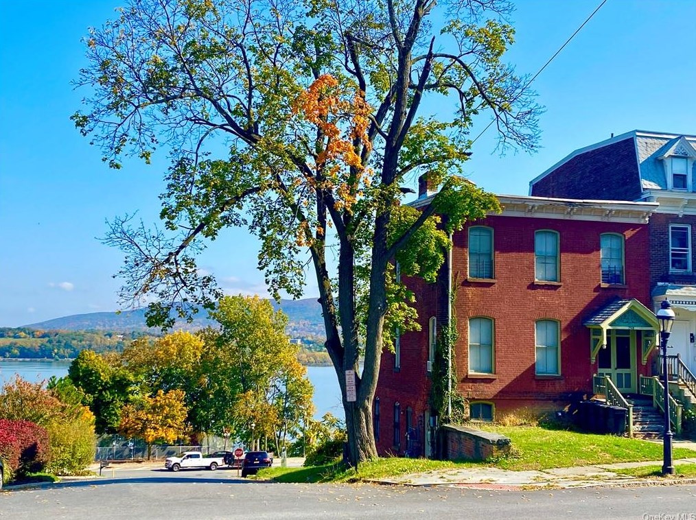 258 Montgomery St, Newburgh NY  12550-3639 exterior