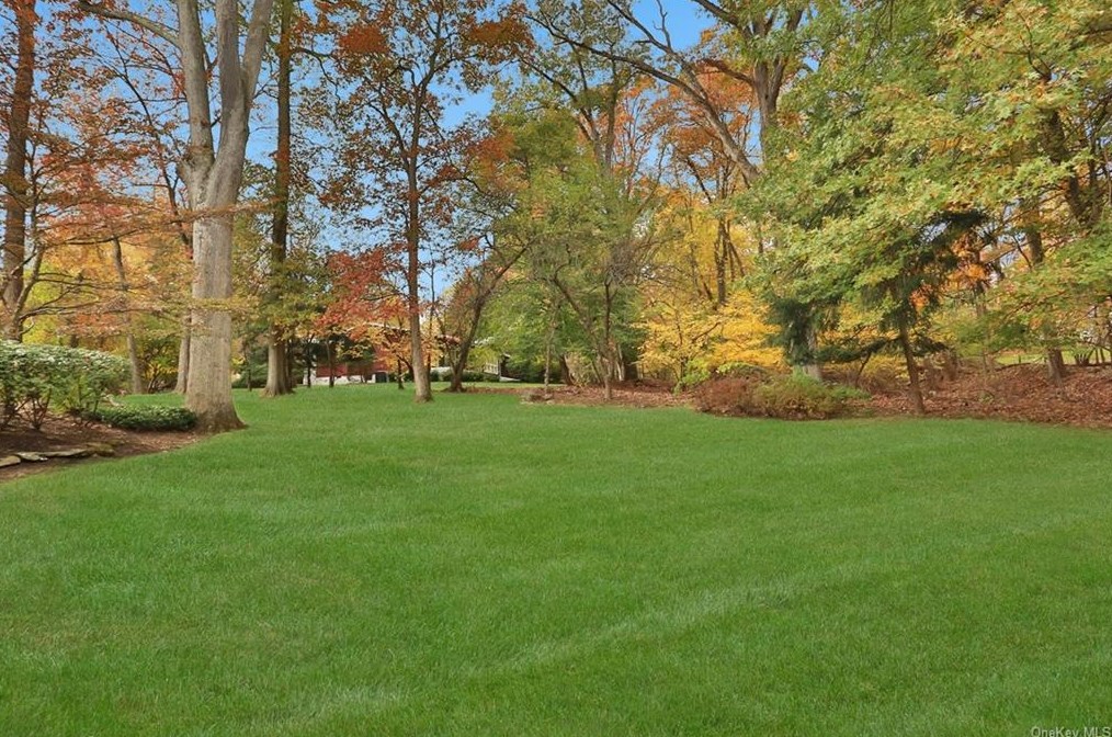 8 Woodland Rd, New City NY  10956-2626 exterior