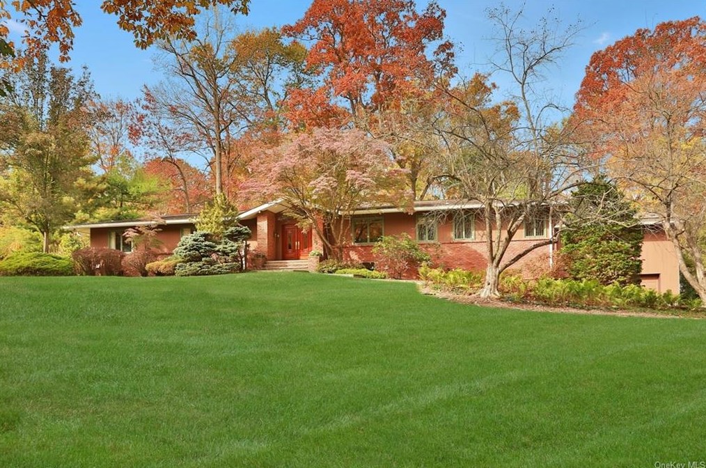 8 Woodland Rd, New City NY  10956-2626 exterior