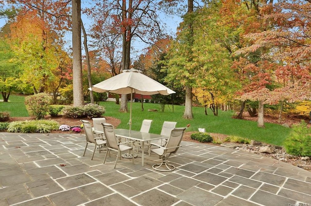8 Woodland Rd, New City NY  10956-2626 exterior