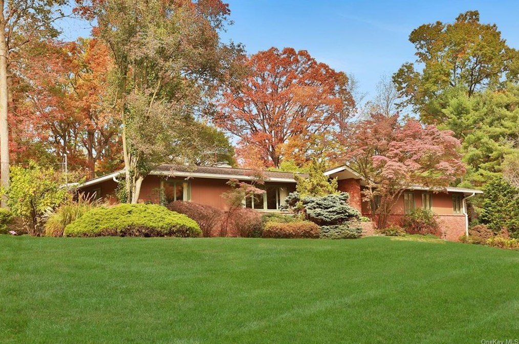 8 Woodland Rd, New City NY  10956-2626 exterior