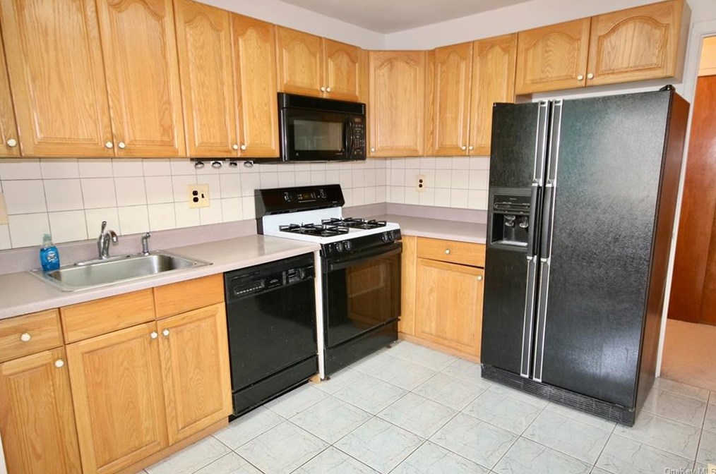 304 Country Club Ln, Mount Ivy, NY 10970-2527