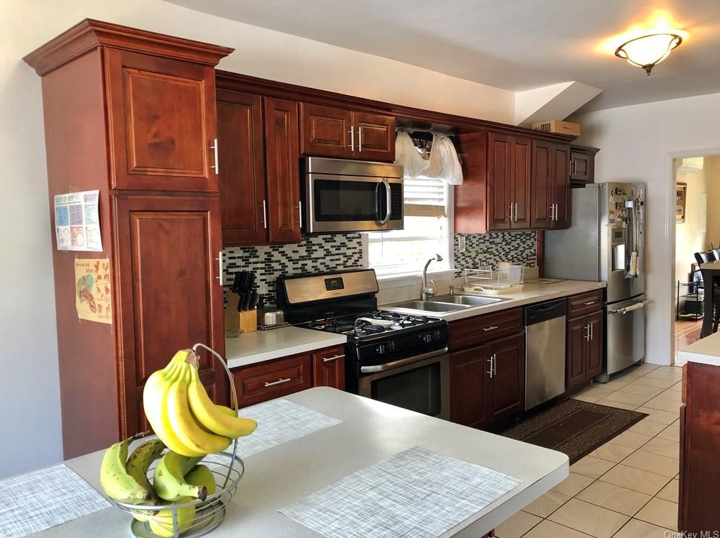 37 Hardy Pl, Yonkers, NY 10703-1424