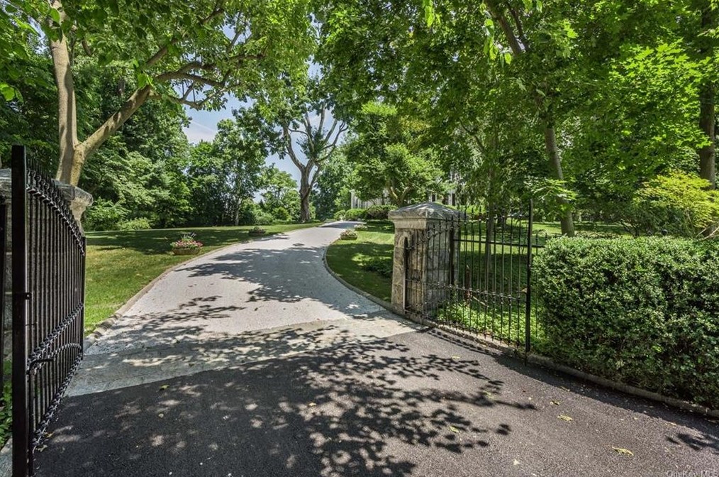 2 Dows Ln, Irvington On Hudson, NY 10533-2102