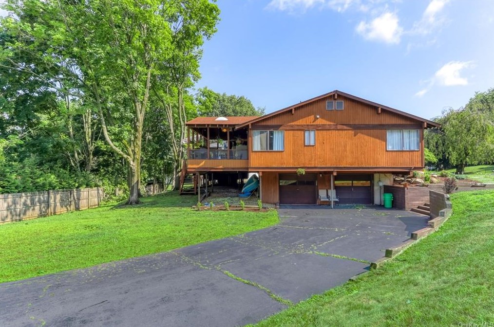 17 Lyncrest Dr, Chestnut Ridge, NY 10952-1631