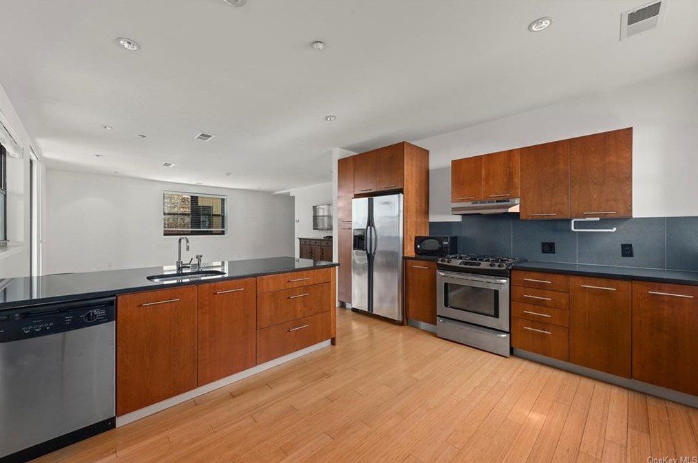 73 Spring St #3b, Crotonville, NY 10562