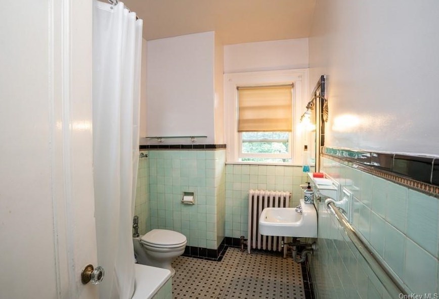 27 Berkeley Ave, Yonkers NY 10705-3712 exterior