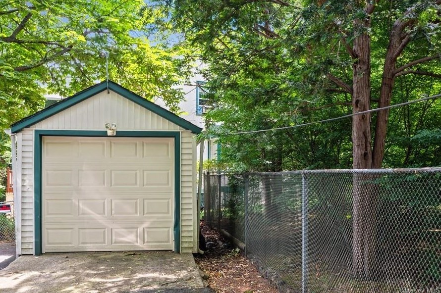 27 Berkeley Ave, Yonkers NY 10705-3712 exterior