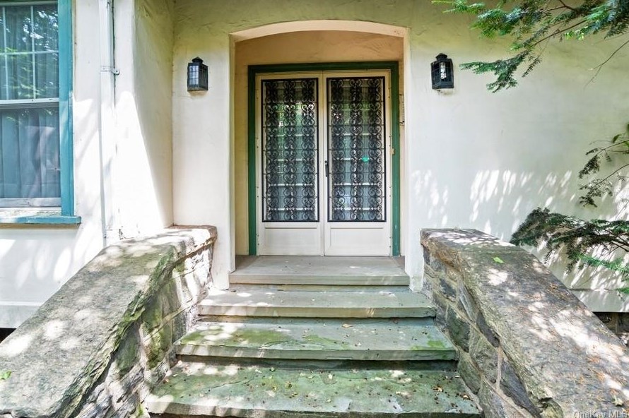 27 Berkeley Ave, Yonkers NY 10705-3712 exterior