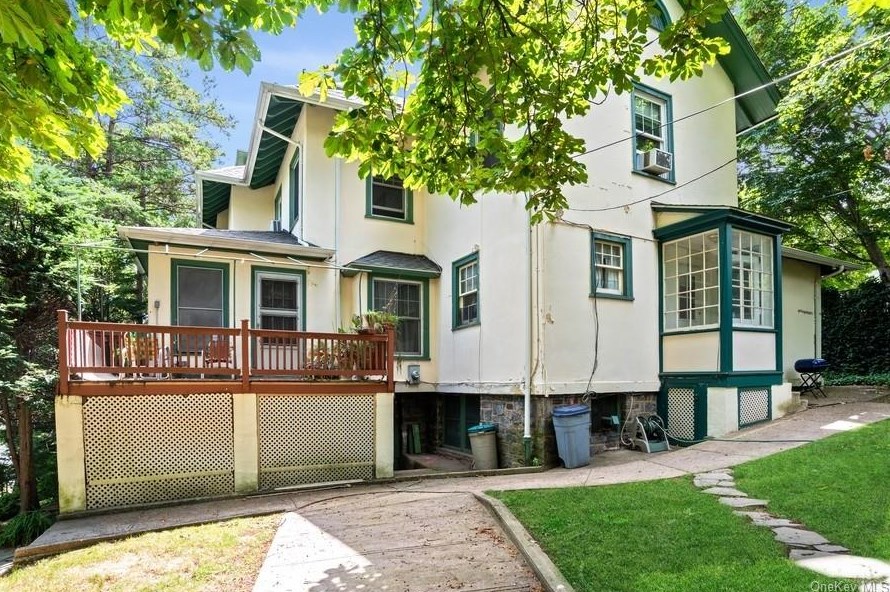 27 Berkeley Ave, Yonkers NY 10705-3712 exterior