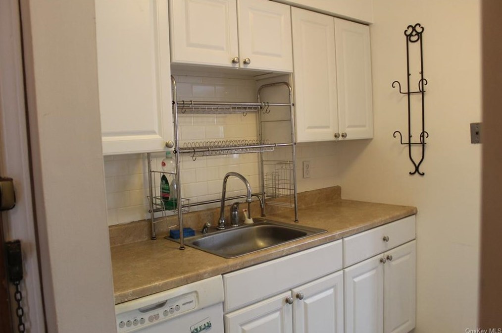 4 Normandy Vlg, Nanuet, NY 10954-2812