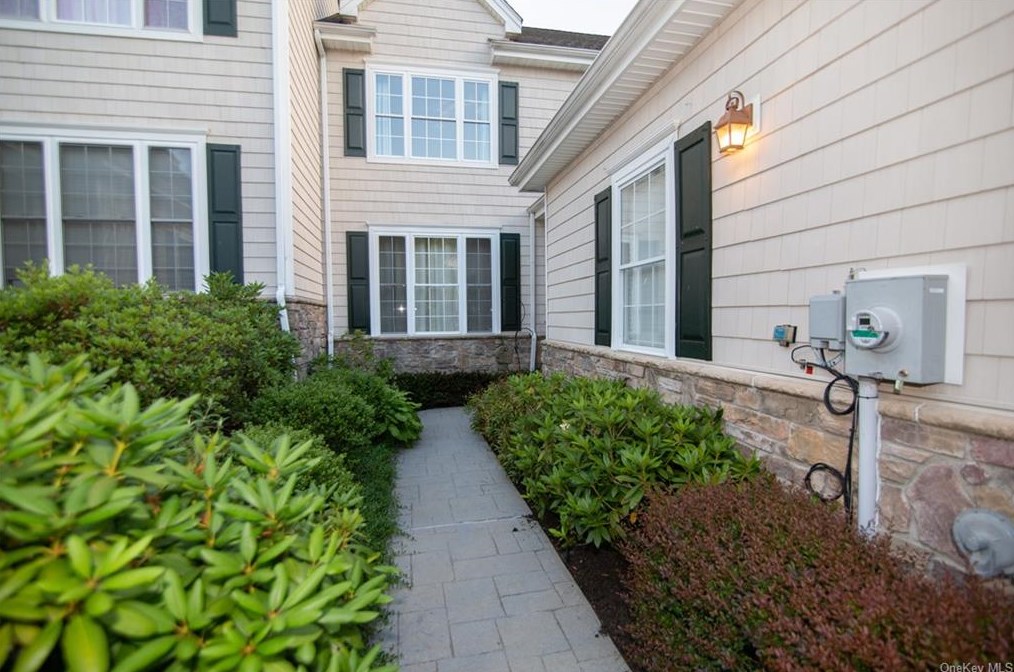 70 Pinehurst Cir, Monroe, NY 10950-5567